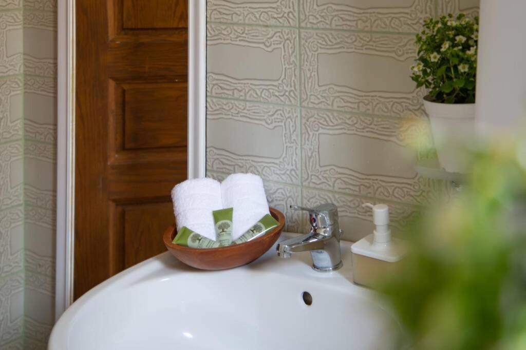 Seaview Stylish Flat In Andros - Walk To Beach Buitenkant foto